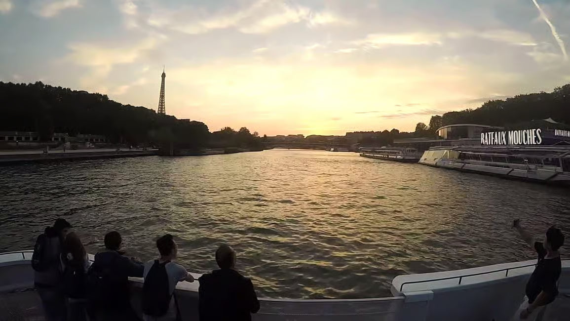 1-Hour River Seine Sightseeing Cruise by Bateaux Mouches