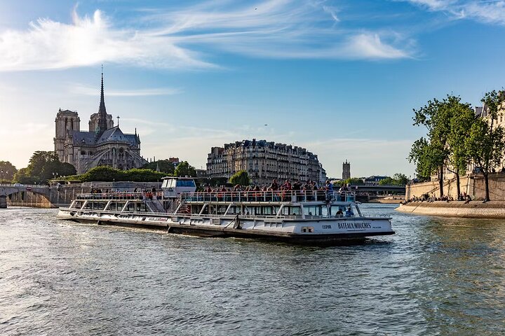 1-Hour River Seine Sightseeing Cruise by Bateaux Mouches