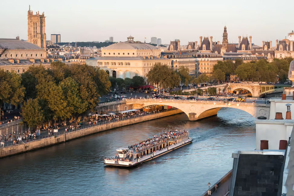 1-Hour River Seine Sightseeing Cruise by Bateaux Mouches